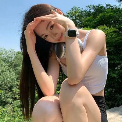 高墙、黑色与帅小伙